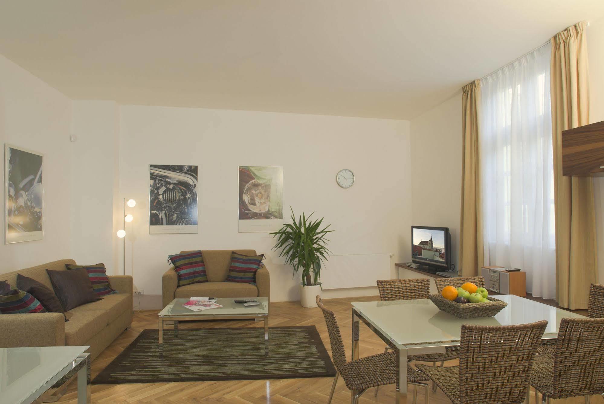 Residence Karlova Prag Exteriör bild
