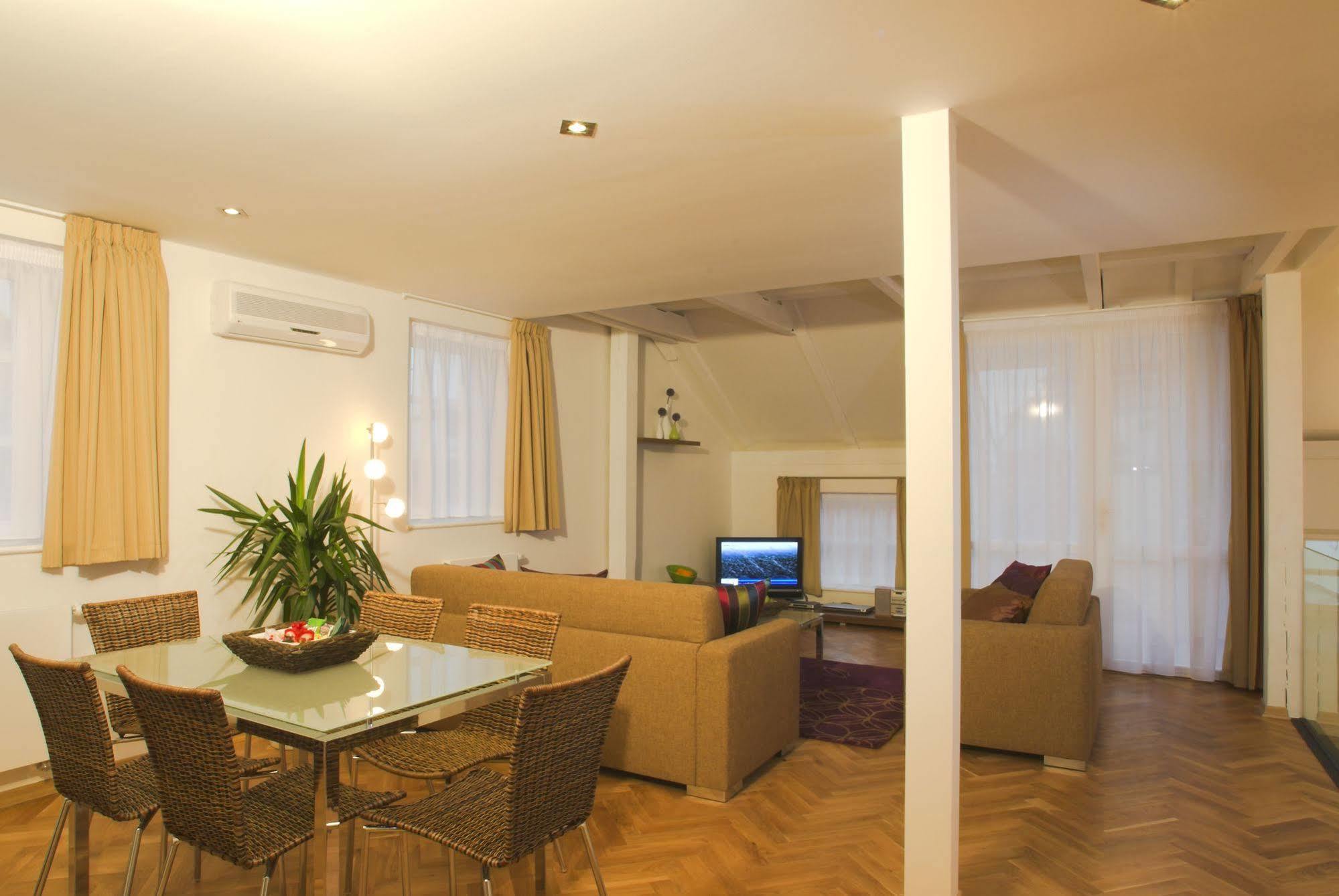 Residence Karlova Prag Exteriör bild