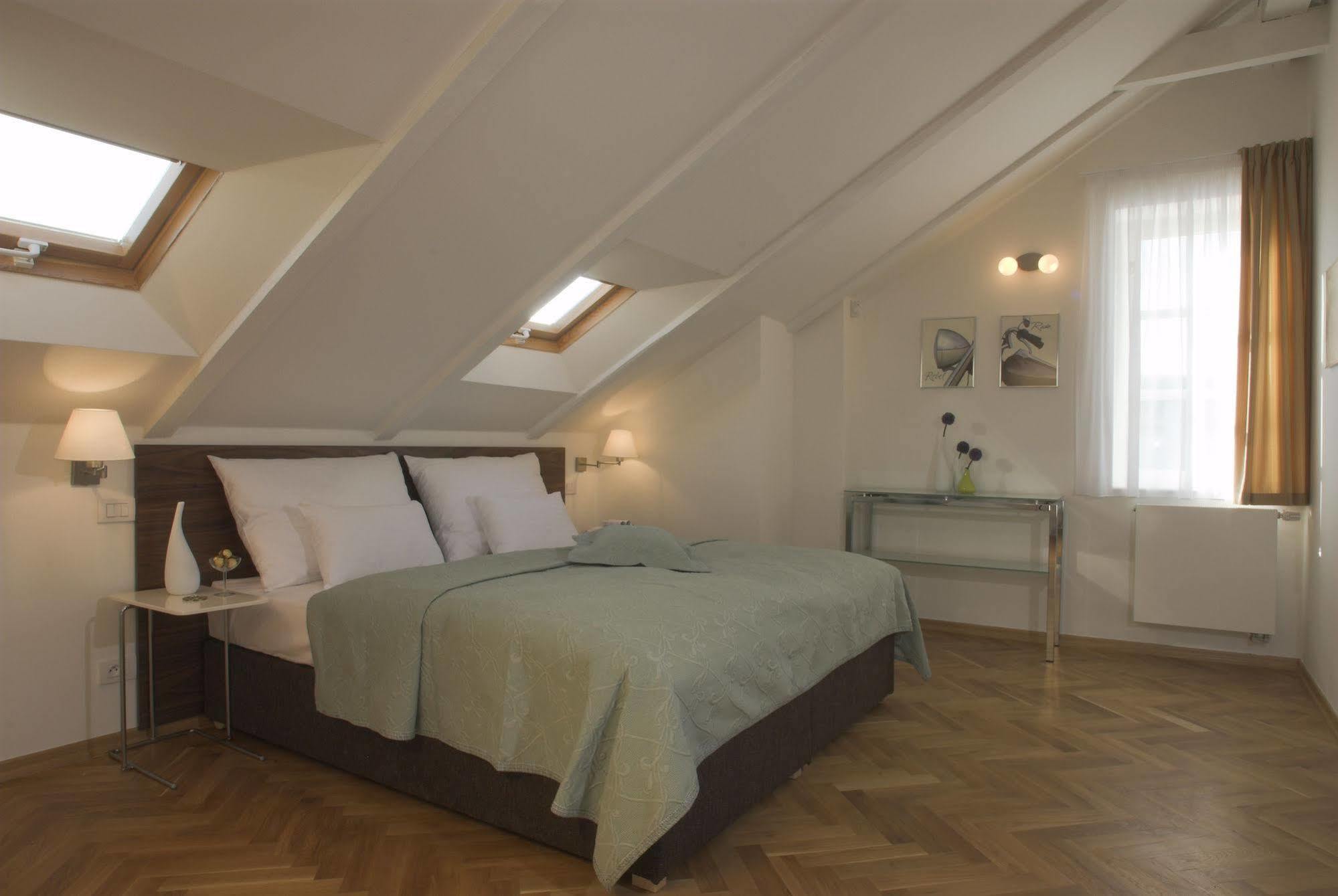 Residence Karlova Prag Exteriör bild
